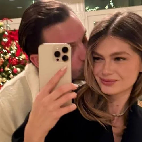 Όταν η 11χρονη Αμαλία Κωστοπούλου πόζαρε με ροζ φόρεμα και εσάρπα στα βαφτίσια της Βαλέριας Λάτσιου