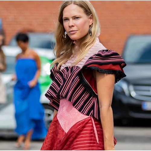 Η Ελλάδα εμπνέει τις fashion creatives | Τα looks από τις διακοπές τους στη χώρα μας