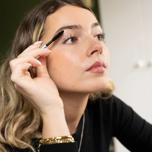 Αυτή η mascara κοστίζει κάτω από 9 ευρώ και κάνει τις βλεφαρίδες να μοιάζουν ψεύτικες