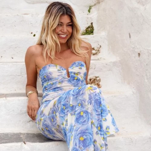 Βάσια Κωσταρά | Ο κομψός και αέρινος τρόπος που φόρεσε ένα εμπριμέ πουκάμισο