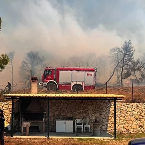Οριοθετήθηκε η πυρκαγιά στα Μέγαρα - Παραμένουν τα μέτωπα σε Αχαΐα, Πρέβεζα, Χίο, Ζάκυνθο - 15 πυροσβέστες τραυματίστηκαν