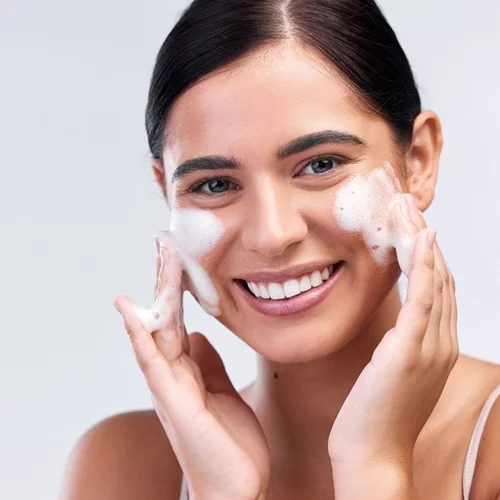 5 καθαριστικά προσώπου με σαλικυλικό οξύ που μειώνουν τη λιπαρότητα καλύτερα κι από πούδρα