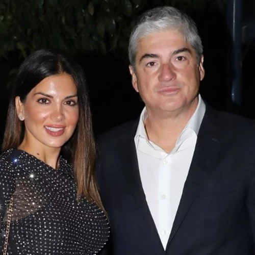 Σταματίνα Τσιμτσιλή & Θέμης Σοφός | Μαζί σε πάρτι - Με τζιν παντελόνι γαλλικού οίκου