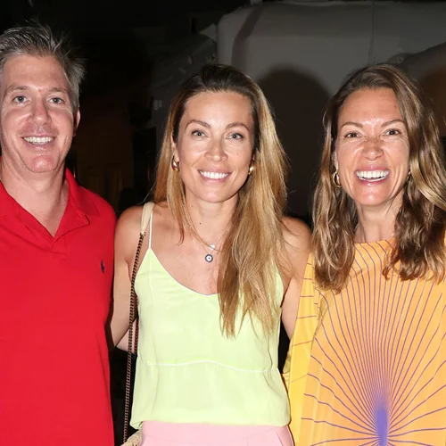 Οι Βίκυ Καγιά και Μαριέττα Χρουσαλά με casual καλοκαιρινά outfits στη Μύκονο | Η συνάντηση και οι αγκαλιές στα σοκάκια