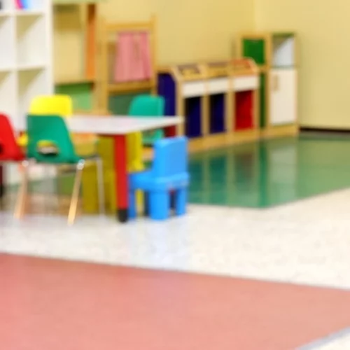 Σοκ με την νηπιαγωγό από την Κύπρο που σήκωσε παιδάκι και του είπε | "θα σε πετάξω από το παράθυρο"