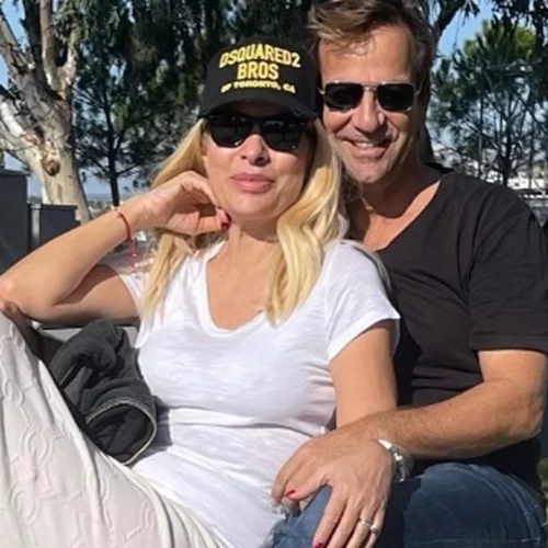 Η Ελένη Μενεγάκη στην αγκαλιά του Ματέο Παντζόπουλου | Η χριστουγεννιάτικη βόλτα του ζευγαριού