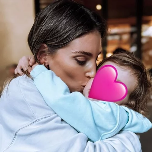 Σιέννα Μιχοπούλου | Η κόρη της Αθηνάς Οικονομάκου φόρεσε το πιο χαριτωμένο εμπριμέ μπουφάν - 5 παρόμοια σχέδια για να αντιγράψεις το look της