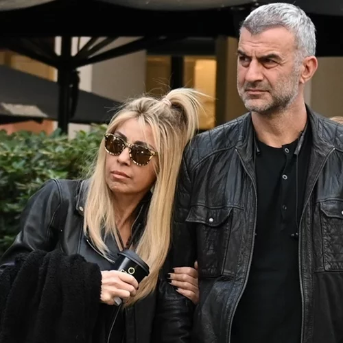 Η Βικτώρια Δέλλα στην πρώτη δημόσια εμφάνιση με τους γονείς της, Τραΐανο Δέλλα και Γωγώ Μαστροκώστα