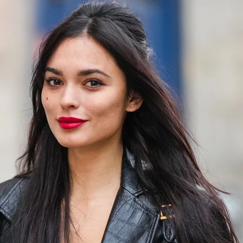 Γιατί το κόκκινο κραγιόν της κολλητής σου δείχνει "ξένο" πάνω σου; Η απάντηση κρύβεται στον καρπό σου