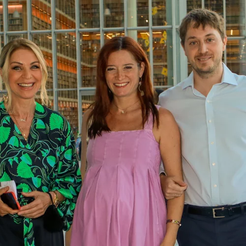 Έλλη Στάη | Βόλτα με τον γιο της, Μάρκο Κατσίμη, και την εγκυμονούσα σύζυγό του