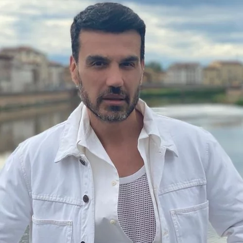 Άλλος άνθρωπος | Ο Παντελής Τουτουντζής με πολύ κοντά κόκκινα μαλλιά