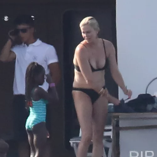 Η 46χρονη Charlize Theron εντυπωσιάζει με το μαύρο της μπικίνι ενώ απολαμβάνει παιχνίδια στη θάλασσα με τις κόρες της