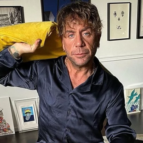 Γιώργος Μαζωνάκης | Το τεράστιο φωτεινό σπίτι του με τη μεγάλη μαρμάρινη σκάλα