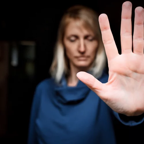 Κλιμάκωση της ενδοοικογενειακής βίας το 2021 | 19 περιστατικά την ημέρα το 2021