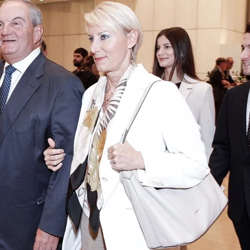 Μαζί στη θεατρική σκηνή η Αλίκη και ο Αλέξανδρος Καραμανλής | Στο πλευρό τους οι γονείς τους