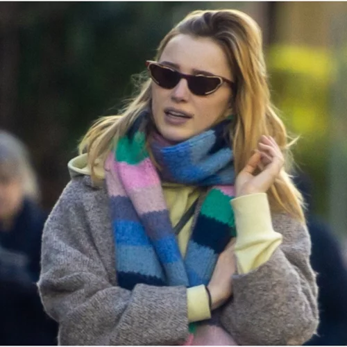 Η Phoebe Dynevor φόρεσε το απόλυτο παλτό για τους πιο κρύους μήνες και είναι Mango