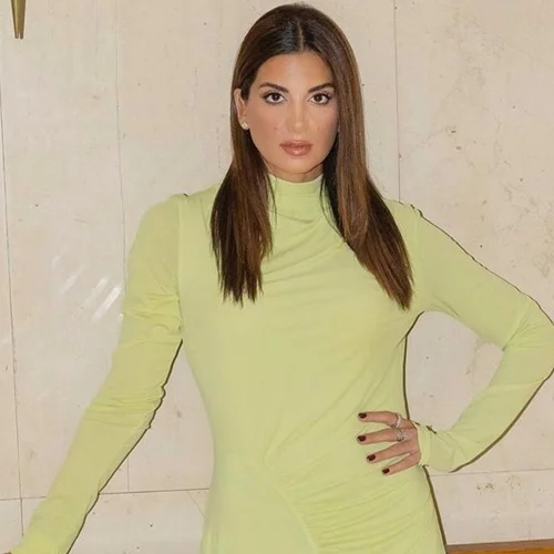 Η Σταματίνα Τσιμτσιλή με H&M φόρεμα που θα φοράς σε repeat τους επόμενους μήνες