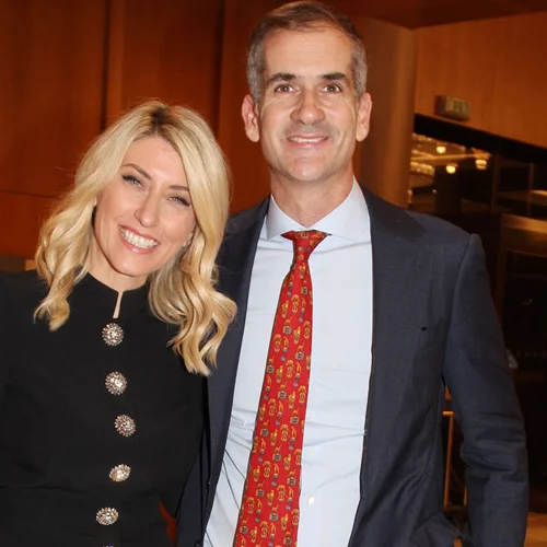 Σία Κοσιώνη | Αγκαλιά με τον Κώστα Μπακογιάννη σε χριστουγεννιάτικο δείπνο