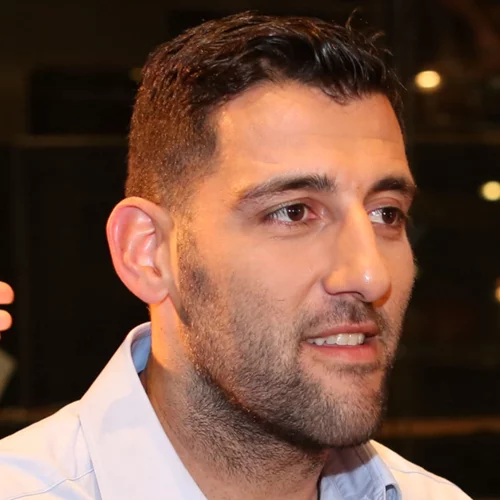 Γιάννης Μπουρούσης | Ο μπασκετμπολίστας απεγκλώβιζε οδηγούς στην Αττική Οδό (βίντεο)