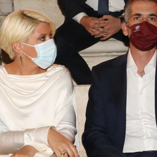 Σία Κοσιώνη | Με λευκό φόρεμα στο πλευρό του Κώστα Μπακογιάννη στο Ηρώδειο