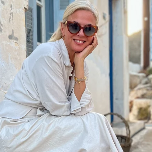 Η Χριστίνα Κοντοβά με το ολόσωμο μαγιό που κολακεύει όλες τις σιλουέτες