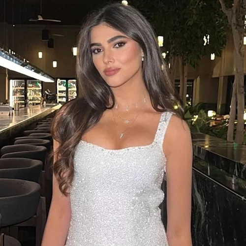 Η Λυδία Ευαγγελάτου σου δίνει την καλύτερη ιδέα αν δεν θες να φορέσεις little black dress σε βραδινή έξοδο