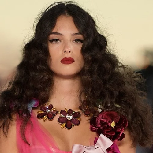 Deva Cassel | Η κόρη της Monica Bellucci υιοθέτησε το ωραιότερο κούρεμα για σγουρά μαλλιά