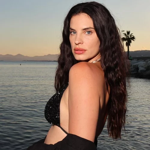 Η Χριστίνα Μπόμπα με το μπικίνι που κολακεύει τέλεια τις καμπύλες