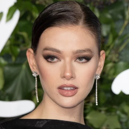 Ένα serum ματιών που θα σε βοηθήσει να αποκτήσεις μια λαμπερή, νεανική εμφάνιση στις γιορτές