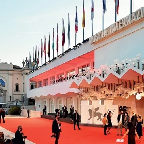 Το Φεστιβάλ της Βενετίας θα τιμήσει τη Λιλιάνα Καβάνι και τον Τόνι Λιούνγκ Τσίου Γουάι