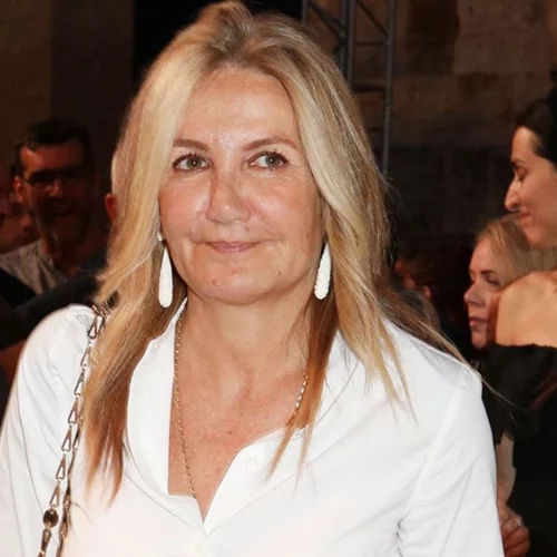 Η Μαρέβα Μητσοτάκη στο Ηρώδειο | Η ιριδίζουσα φούστα παρεό απογείωσε το σύνολό της