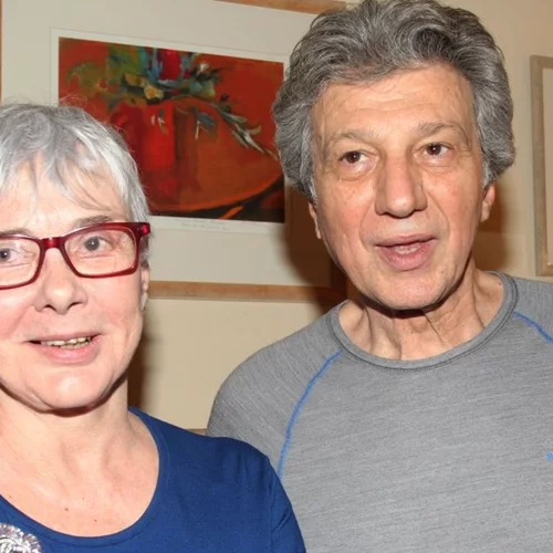 Υποβασταζόμενη η Ξένια Καλογεροπούλου στην κηδεία του Γιάννη Φέρτη