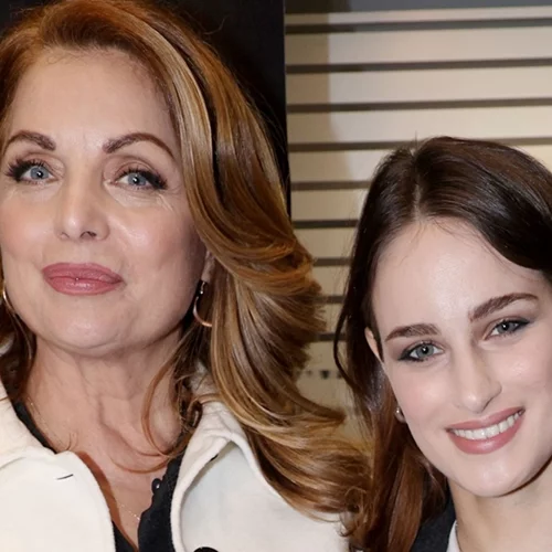 Η Μαρία Βοσκοπούλου με τζιν στην πρεμιέρα της μητέρας της, Άντζελας Γκερέκου