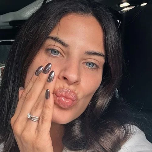 Η Χριστίνα Μπόμπα στο ολοκαίνουργιο μπάνιο της | Φωτογραφίζει τις κόρες της που βουρτσίζουν τα δόντια τους