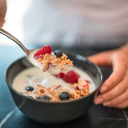 Γιατί δεν πρέπει να αφήνoυμε το χαρτόνι γύρω από τo γιαούρτι όταν τo αποθηκεύουμε στο ψυγείο