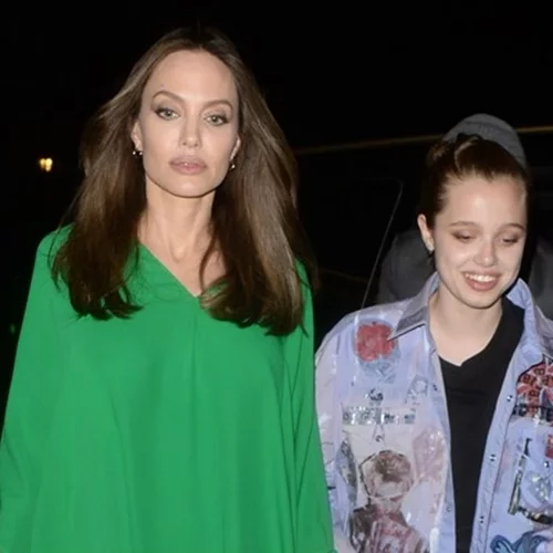 Αngelina Jolie– Shiloh | Μητέρα και κόρη ζητωκραυγάζουν στις κερκίδες για τους Maneskin kai to twitter τις αποθεώνει