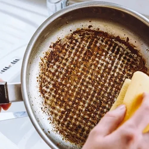 Πώς να καθαρίσεις τη βάση σε ένα τηγάνι; Διώξε τα λάδια εύκολα με 4 υλικά