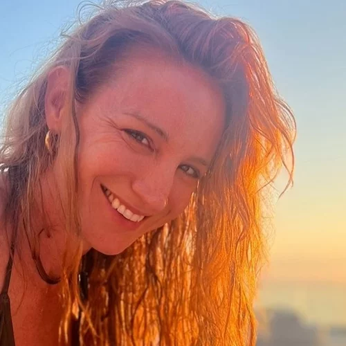 Στεφανία Γουλιώτη | Ποζάρει με το μαύρο μπικίνι της στο ηλιοβασίλεμα