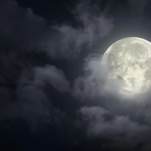 Η τελευταία Πανσέληνος του 2025 | Ποια ζώδια θα επηρεαστούν περισσότερο;