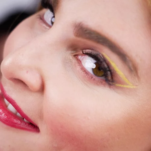 H Εβελίνα Νικόλιζα απαντά σε 3 beauty ερωτήσεις στο πιο απολαυστικό βίντεο που θα δεις σήμερα