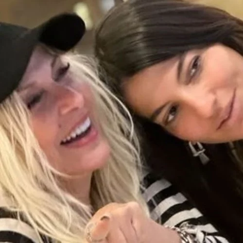 Η Δήμητρα Κούστα φωτογραφίζει την Άννα Βίσση να κάνει "κήρυγμα" στον Γιάννη Κούστα