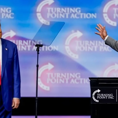 Αφού υποσχέθηκαν να "ξαναδώσουν στην Αμερική την υγεία της", Τrump και Κennedy Junior δείπνησαν με χάμπουργκερ και τηγανητές πατάτες