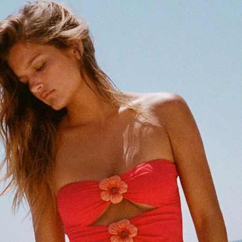 Αυτό το ολόσωμο μαγιό με cut-outs και λουλούδια είναι εκείνο που θα φορούσε μία fashionista στην παραλία