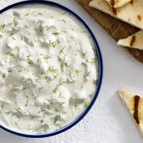 Έφαγες σκόρδο; Το φρούτο που "σβήνει" τη μυρωδιά από την αναπνοή