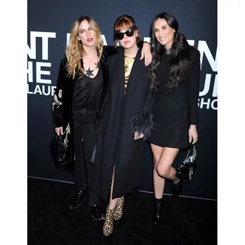 Demi Moore | Φωτογραφίζεται με τις τρεις κόρες της με ασορτί μαγιό