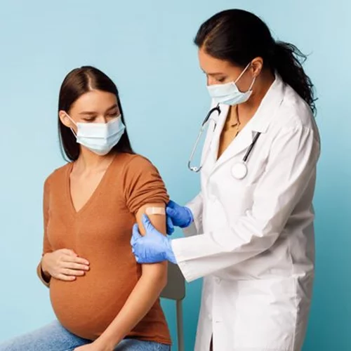 Στο τραπέζι η επέκταση του υποχρεωτικού εμβολιασμού στους άνω των 50 ετών - Από τι θα εξαρτηθεί