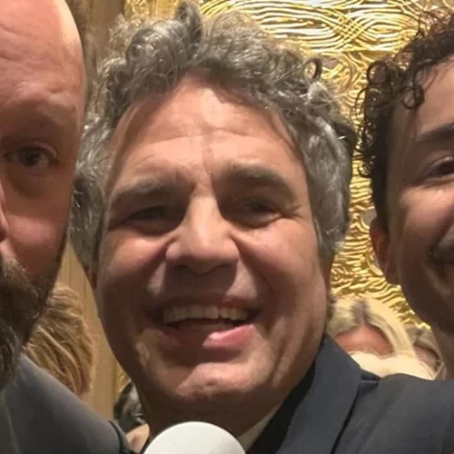 Χρυσές Σφαίρες | Ο Mark Ruffalo δημοσίευσε φωτογραφία με τον Γιώργο Λάνθιμο μετά τη νίκη του "Poor Things"