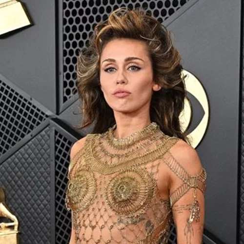 Miley Cyrus | To φανταστικό χτένισμά της στα Grammys 2024 είχε κάτι από "Mob Wife Aesthetic"