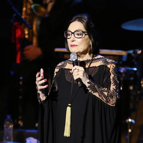 Νάνα Μούσχουρη | Τραγούδησε το "Χάρτινο το φεγγαράκι" στη γαλλική τηλεόραση για έναν σπουδαίο σκοπό