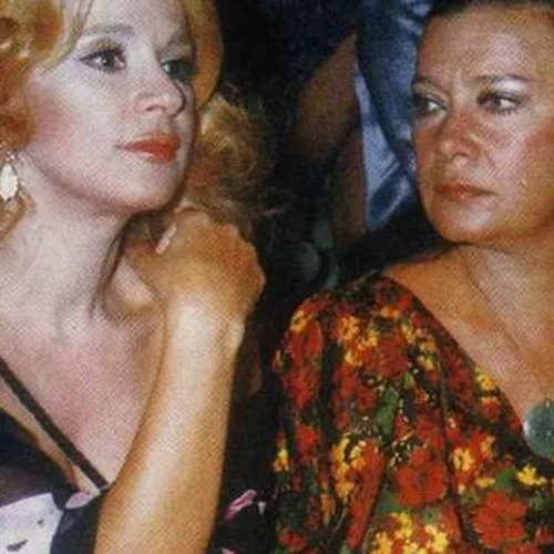 Βουγιουκλάκη - Καρέζη | Ποζάρουν με φουσκωμένες κοιλίτσες λίγο πριν γεννήσουν